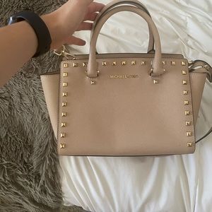 Michael Kors classic bag- dusty rose and gold detailing. In great condition!!